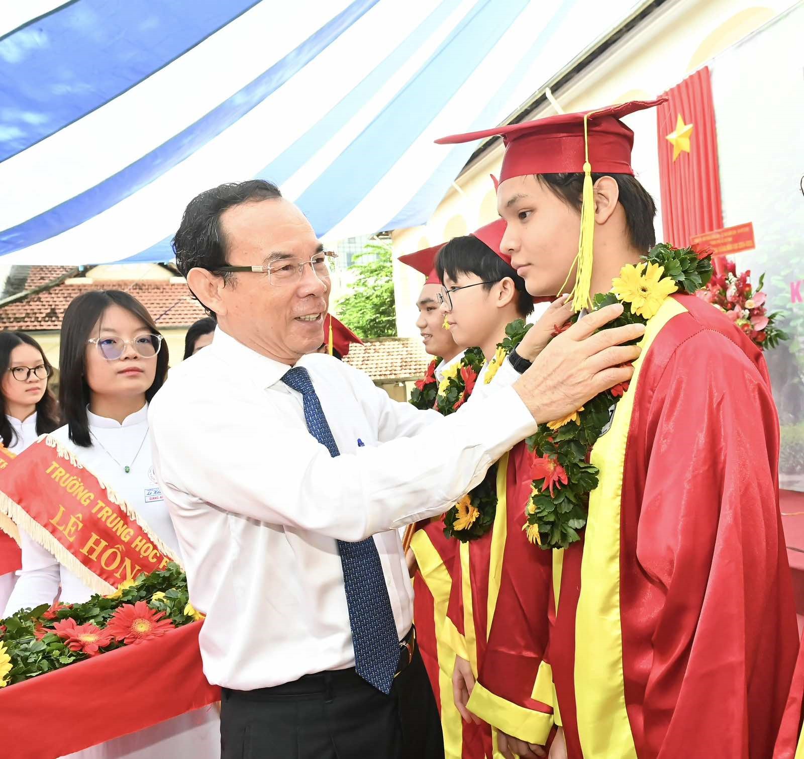 Bí thư Thành ủy TP. Hồ Chí Minh Nguyễn Văn Nên trao giấy khen và vòng hoa đến các em học sinh đạt thành tích cao trong các kỳ thi quốc gia và được tuyển thẳng vào trường đại học (Ảnh: Việt Dũng).